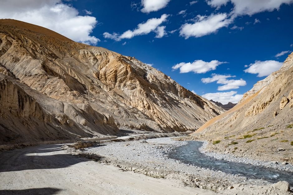 Ladakh Approves ₹9.12 Crore Decentralised Sewerage Plant for Leh’s Ecology Stunning landscape of a flowing river amidst rugged mountains in Ladakh, India.