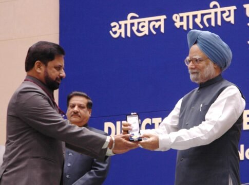 The Prime Minister, Dr. Manmohan Singh gave away the President's Police Medal to Shri Avtar Singh, Deputy Central Intelligence officer, Amritsar for distinguished services on the occasion of Independ…