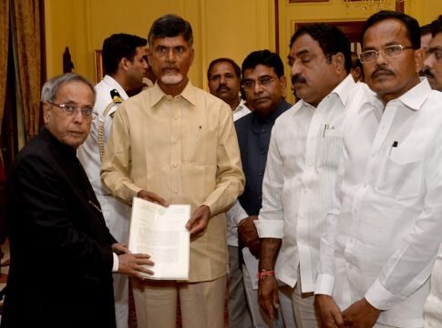 A delegation of MPs & MLAs from Telugu Desam Party led by former Chief Minister of Andhra Pradesh, Shri N. Chandrababu Naidu, at Rashtrapati Bhavan, in New Delhi on September 21, 2013.