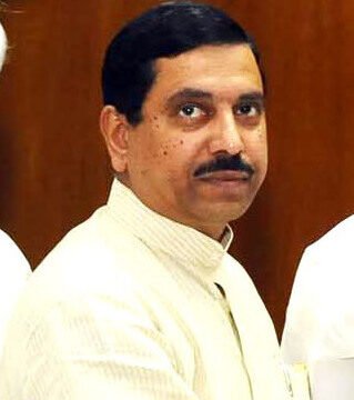 A delegation of MPs from Karnataka along with the Union Minister for Chemicals and Fertilizers, Shri Ananth Kumar and the Union Minister for Law & Justice, Shri D.V. Sadananda Gowda meeting the M…