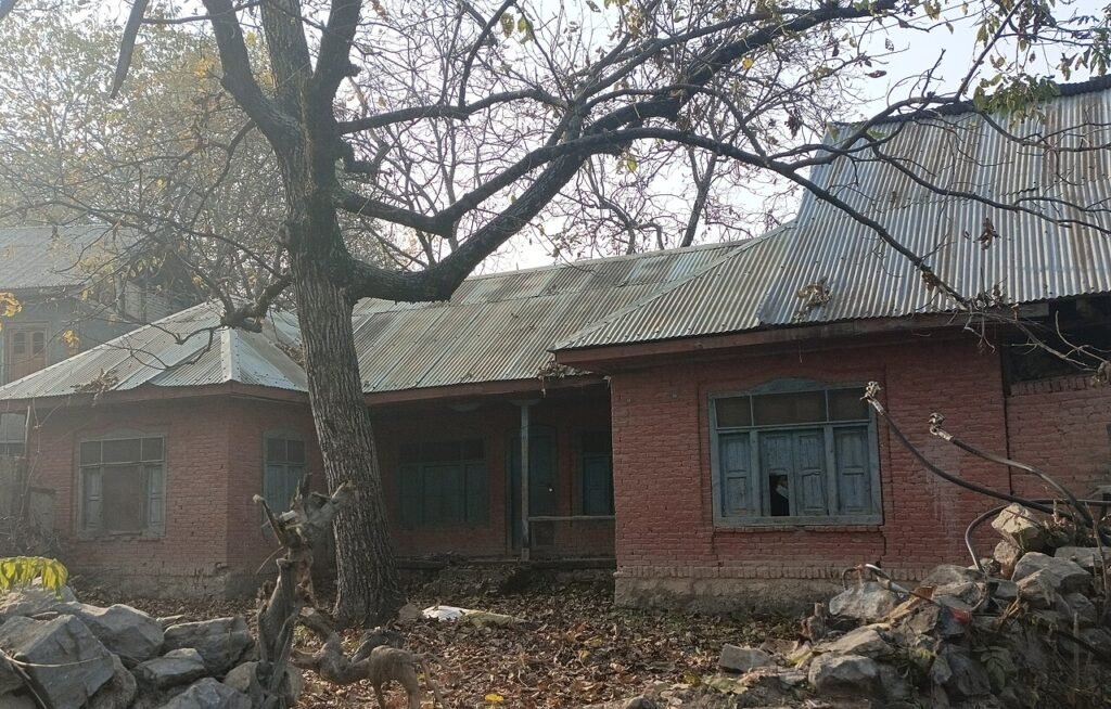 An abandoned school in South Kashmir