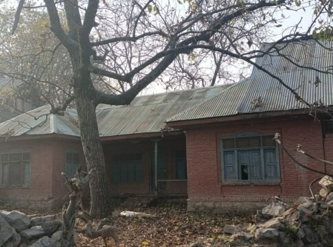 An abandoned school in South Kashmir