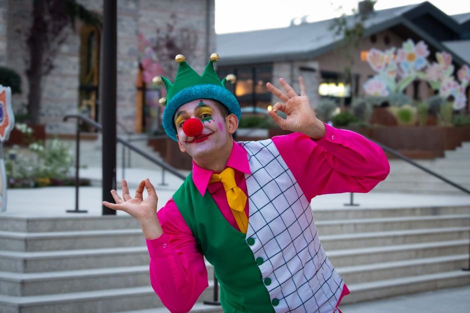 Mumbai’s Bandra Buzzes with Kaspers, A Culinary Gem Drawing National Acclaim Cheerful clown in vibrant costume performing playfully in İstanbul street setting.