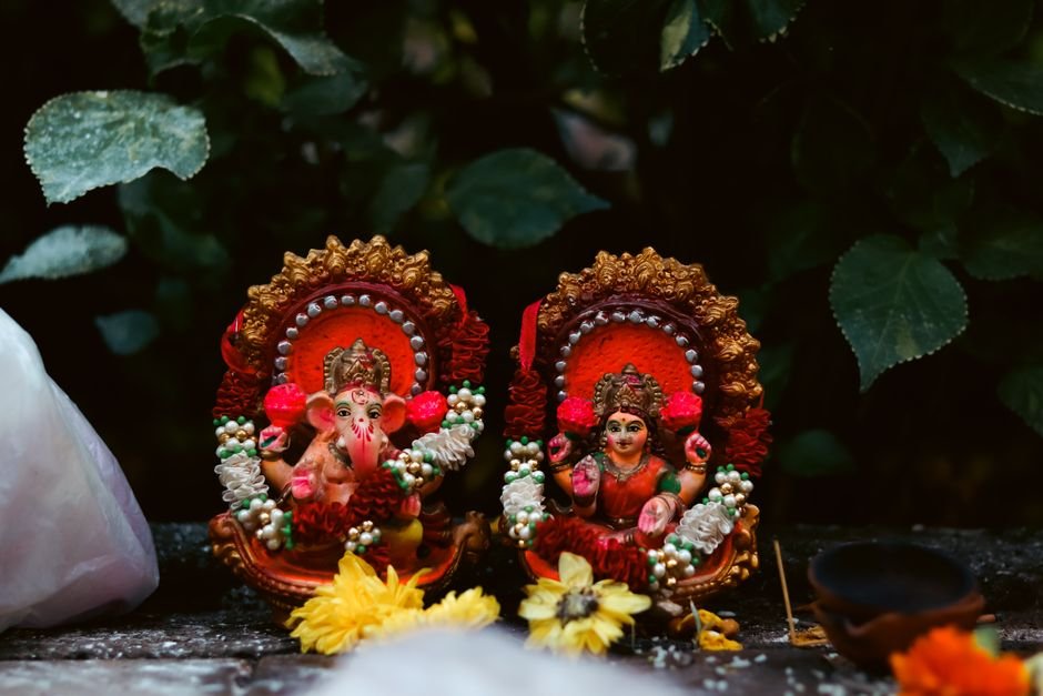 Google Translate Facilitates Remarkable Family Reunion Across Three States Colorful Ganesh and Lakshmi statuettes adorn a serene outdoor setting in Mumbai, India.