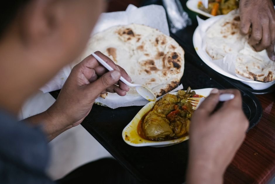 Aurangabad’s Pride: Naan Khaliya, a 14th-Century Soldier’s Meal, Becomes Culinary Icon Crop anonymous person eating tasty meat with vegetables and pita for dinner in cafe