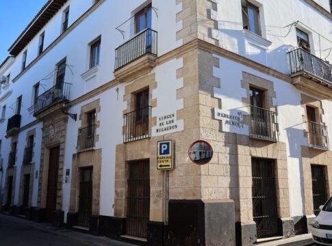 Elegant corner building in El Puerto de Santa María, highlighting classic Andalusian architecture. Elegant corner building in El Puerto de Santa María, highlighting classic Andalusian architecture.