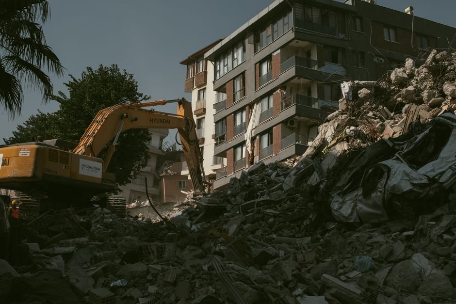 Mexico’s Topos Azteca Brigade Aids Venezuela Earthquake Victims Excavator removing rubble from a collapsed building area in Antakya, Türkiye.