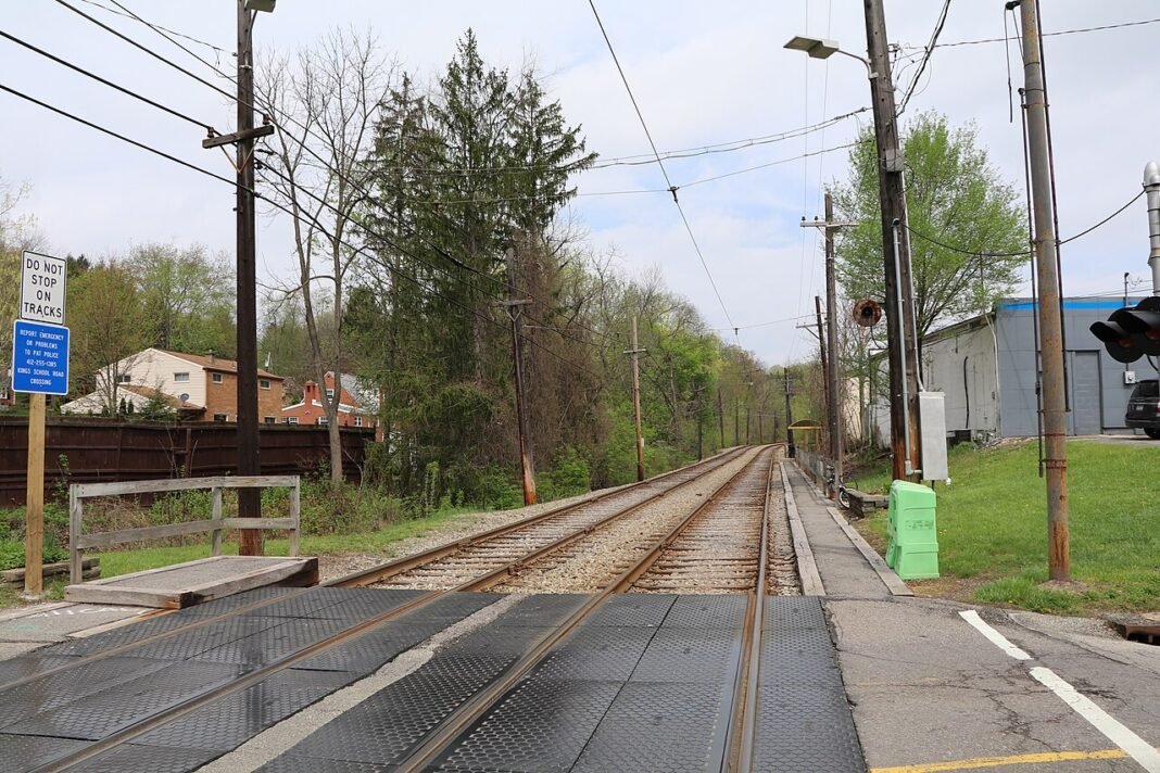 Canadian Convoy Leader Pat King Faces Resentencing After Appeal Court Ruling Kings School Road station on the Blue Line, Bethel Park, PA. View looking north, with the inbound platform on the right.