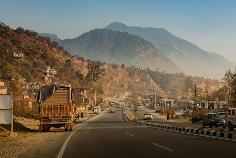 Himachal Pradesh Inducts 297 Electric Buses, Plans 1,000 More Amid Green Push Picturesque road through hills in Kasol, Himachal Pradesh, India.