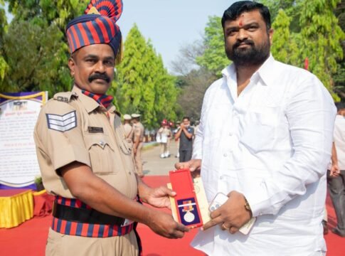 Police officer awarded honorary medal at outdoor ceremony Police officer awarded honorary medal at outdoor ceremony