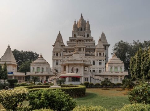 Stunning view of a temple in Vrindavan, showcasing intricate architecture and lush gardens. Stunning view of a temple in Vrindavan, showcasing intricate architecture and lush gardens.