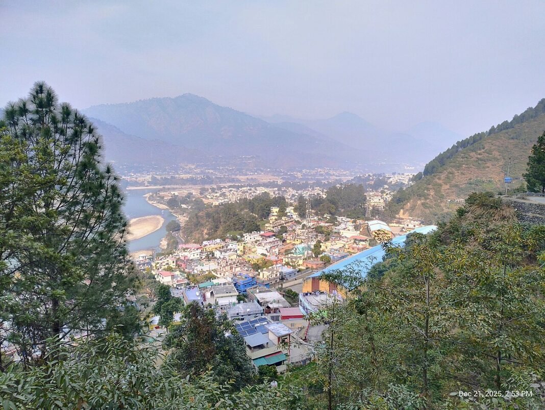 Jammu and Kashmir: Srinagar Residents Protest Proposed Wine Shop in Panthachowk This captivating view of the hilly valley in Srinagar Garhwal, Uttarakhand, showcases a beautiful blend of nature and human settlement. The blue Alaknanda River flows gently through the valley floor,…