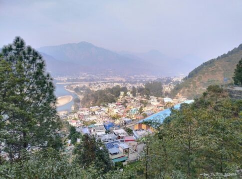 This captivating view of the hilly valley in Srinagar Garhwal, Uttarakhand, showcases a beautiful blend of nature and human settlement. The blue Alaknanda River flows gently through the valley floor,… This captivating view of the hilly valley in Srinagar Garhwal, Uttarakhand, showcases a beautiful blend of nature and human settlement. The blue Alaknanda River flows gently through the valley floor,…