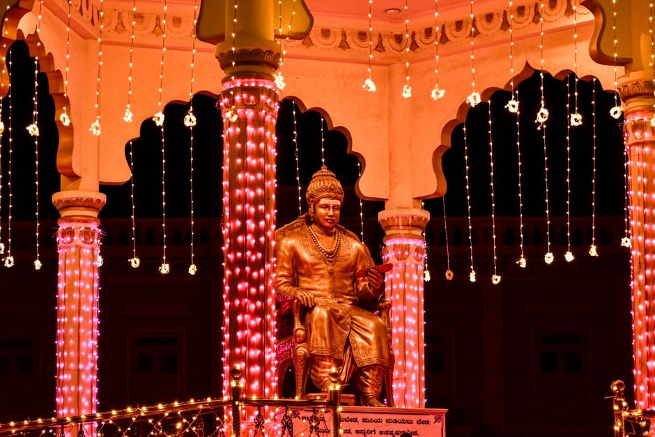 Yadgir: MLA Sharanagowda Kandkur Accompanies Rival Baburao Chinchansur During Industrial Area Visit A beautifully illuminated statue of a Karnataka ruler in Mysuru, India, captured at night.
