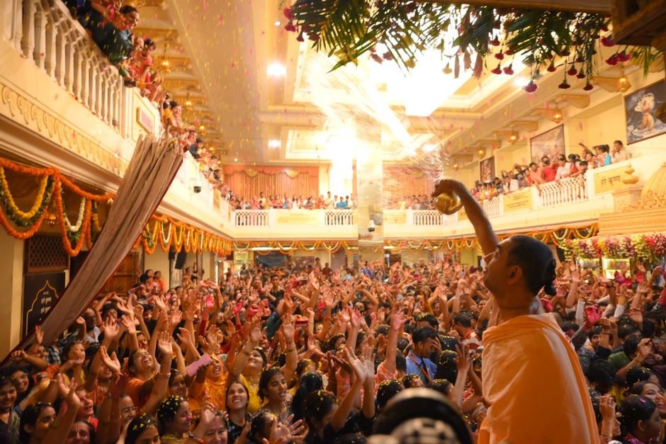 Krishna Janmabhoomi-Shahi Idgah Dispute: Mediation Efforts Fail to Resolve Mathura Impropriety A lively celebration inside a Jaipur temple showcasing Indian culture and traditions.