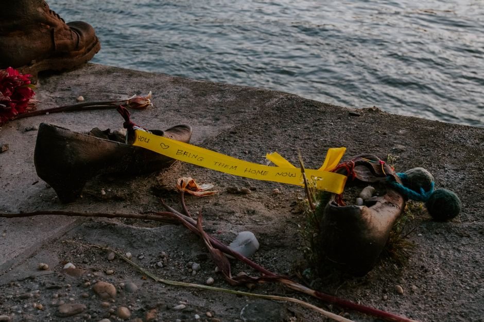 Dolly Parton’s Enduring Legacy: Millions Touched Through Philanthropy and Literacy Initiatives A moving memorial on the Danube riverbank in Budapest with shoes and a heartfelt message.