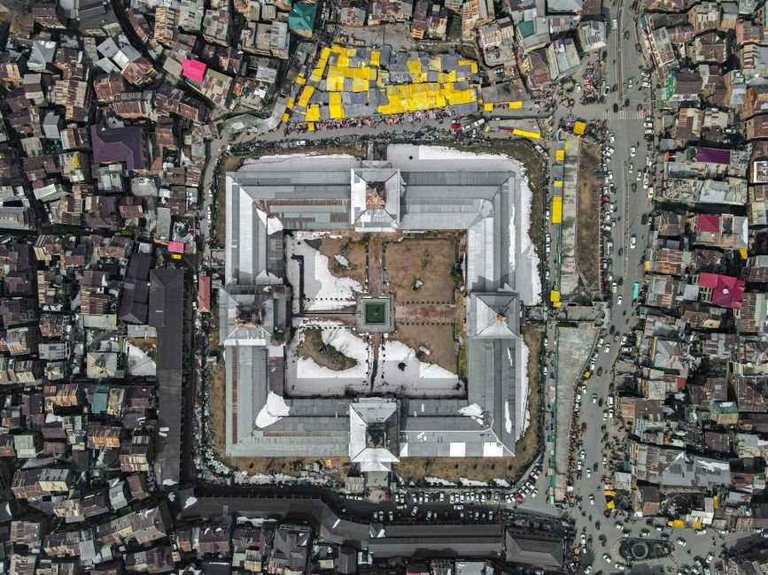 Jammu and Kashmir Chief Secretary Directs Accelerated Rollout of Rs 1,579 Crore Disaster Recovery Package A stunning aerial photograph of Srinagar showcasing a central landmark amidst urban sprawl.