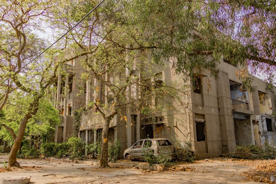 AIIMS-Delhi Successfully Executes Dual Kidney Transplant from Elderly Donor An abandoned building surrounded by lush greenery and an old car, captured in Delhi, India.