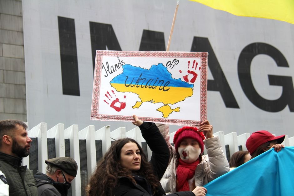 Ukraine: Russian Attacks Kill 27 in Kyiv Region Demonstrators rally for Ukraine in Vancouver, holding signs and flags during a peaceful protest.