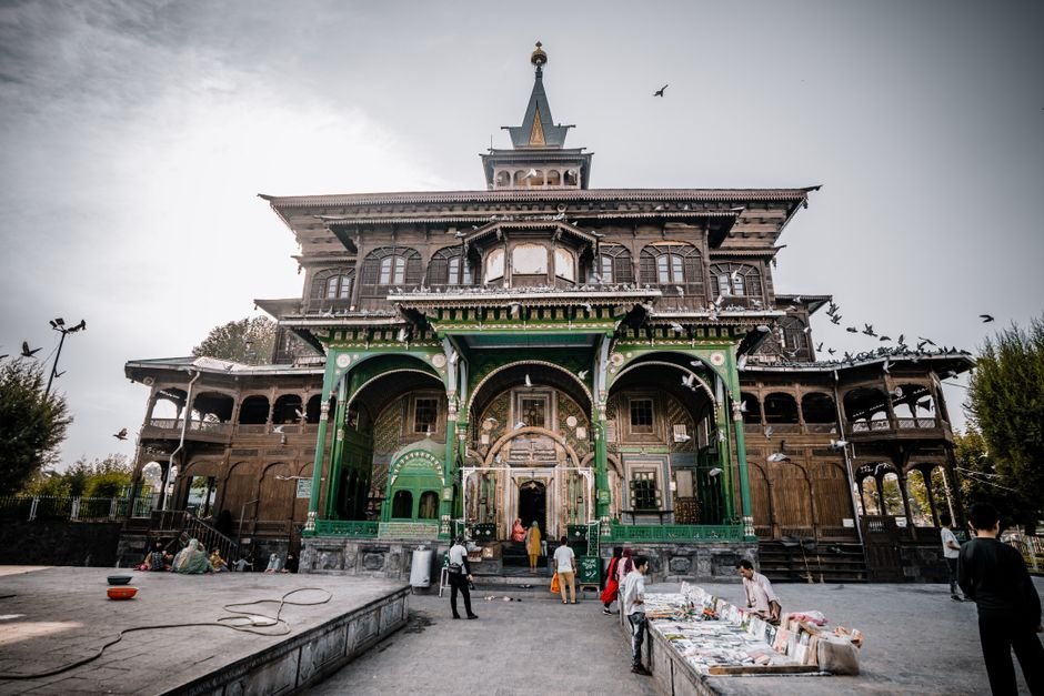 Jammu and Kashmir: Mirwaiz to lead sermon at Srinagar shrine for Khawaja Digar Exquisite view of Shah-e-Hamdan Mosque showcasing intricate architecture in Jammu and Kashmir.