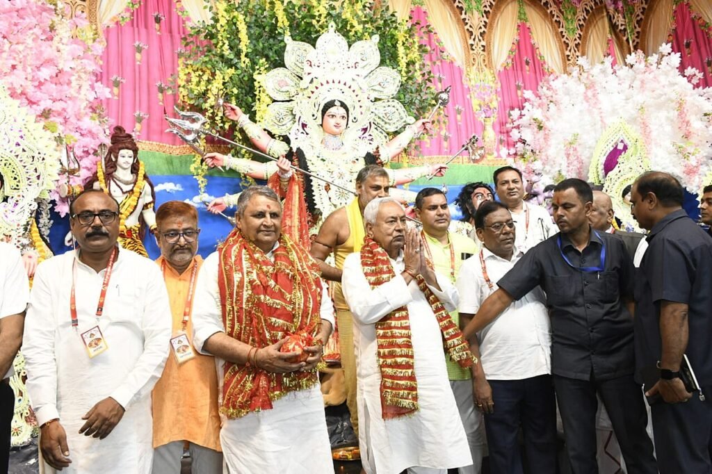 Nitish Kumar with Sanjeev Chaurasiya and Vijay Kumar Sinha at Khajpura Pandal for Durga Puja