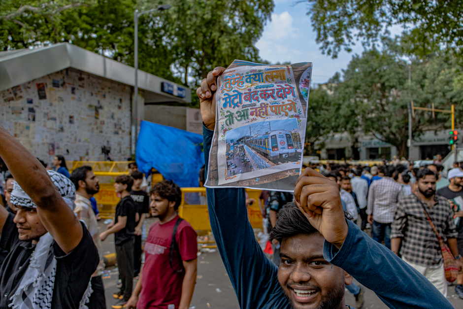 AISA Backs CJP’s Delhi March, Demands Probe into Pellet Firing and FIR Withdrawal Protesters congregate at Jantar Mantar, New Delhi, holding up signs for peaceful demonstration.