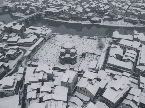 Stunning aerial view of snow-covered Srinagar, showcasing its winter charm and urban landscape. Stunning aerial view of snow-covered Srinagar, showcasing its winter charm and urban landscape.