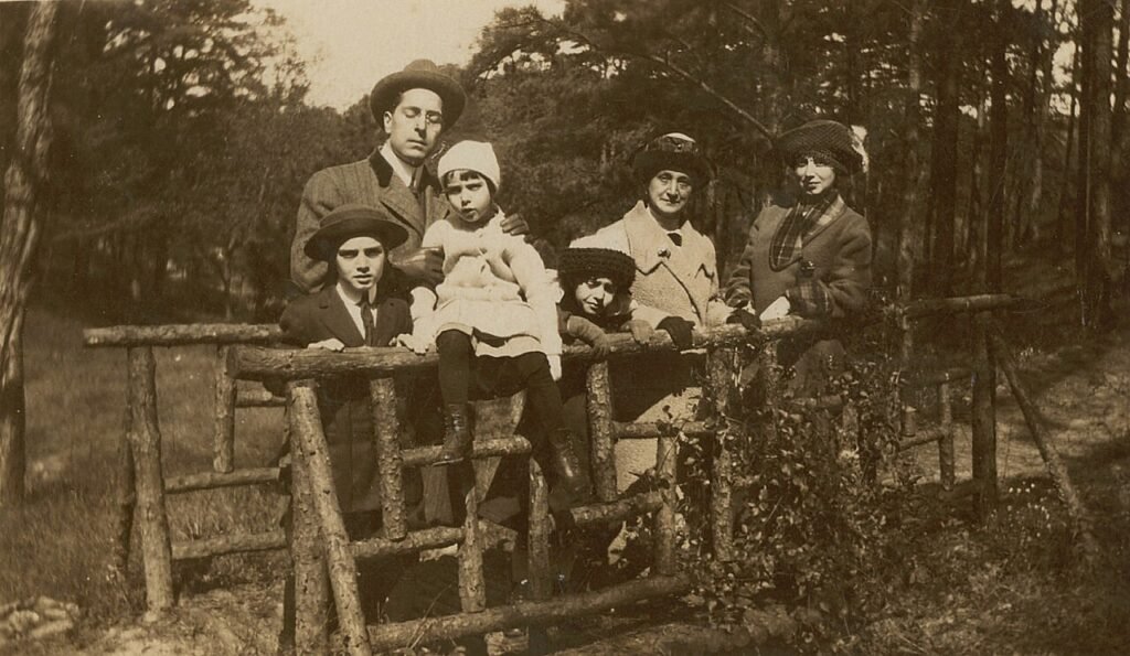 This photo shows Maria Branyas as a child (Maria is third from left, dressed in white) with her family (mother, father and three siblings) in New Orleans, Louisiana in 1911.