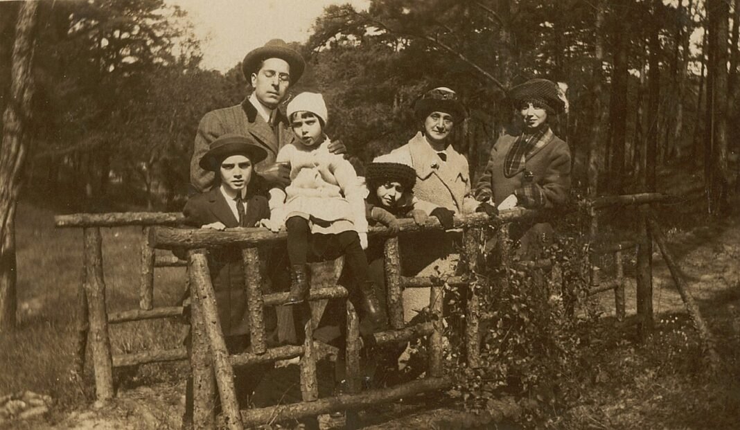 World’s Oldest Person, Maria Branyas Morera, Dies at 117 This photo shows Maria Branyas as a child (Maria is third from left, dressed in white) with her family (mother, father and three siblings) in New Orleans, Louisiana in 1911.