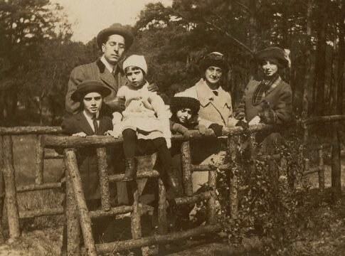 This photo shows Maria Branyas as a child (Maria is third from left, dressed in white) with her family (mother, father and three siblings) in New Orleans, Louisiana in 1911.