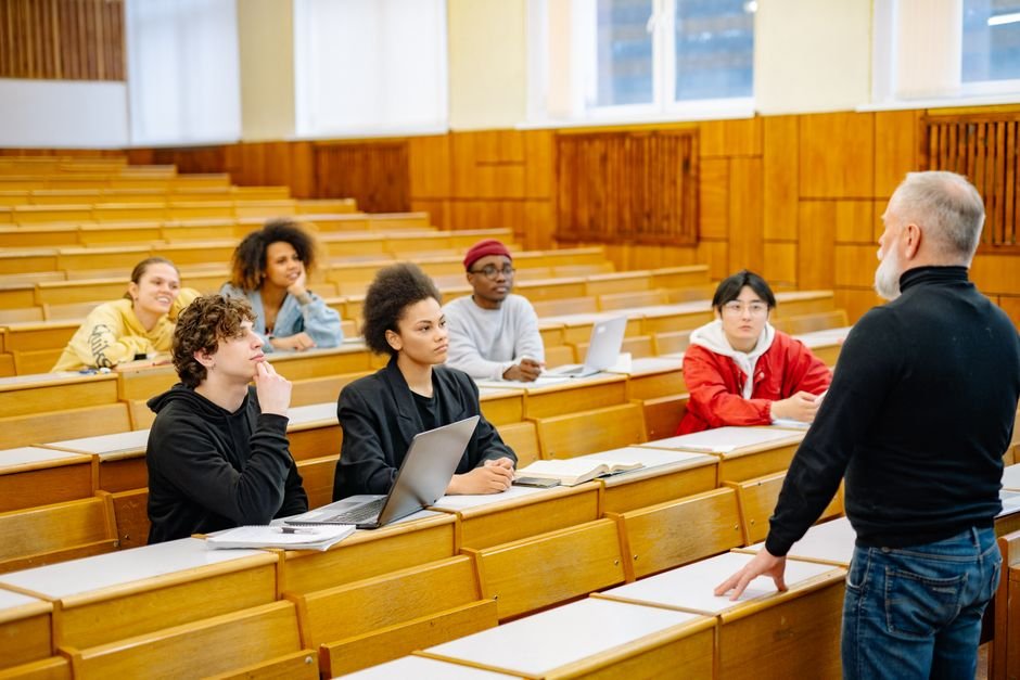 Jammu and Kashmir Higher Education Faces Crisis of Contractual Teachers and Delayed Recruitment University students engaging in a diverse classroom setting with a lecturer.