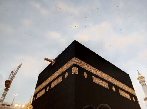 View of the Kaaba at dusk with a clear sky in Mecca, Saudi Arabia.