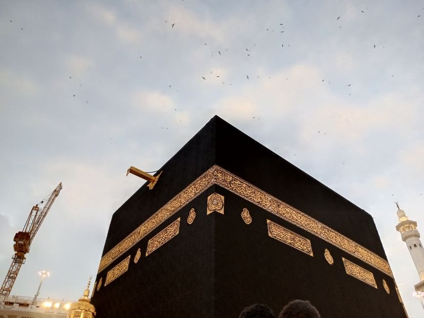 Jammu and Kashmir’s Alkhuddam Hajj & Umrah Services Achieves Category-1 Eligibility for 2026 View of the Kaaba at dusk with a clear sky in Mecca, Saudi Arabia.