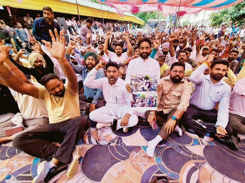 Ludhiana Sanitation Workers End Six-Day Strike, City Begins Cleanup Ludhiana Sanitary Workers End Six-Day Strike After Talks with Minister