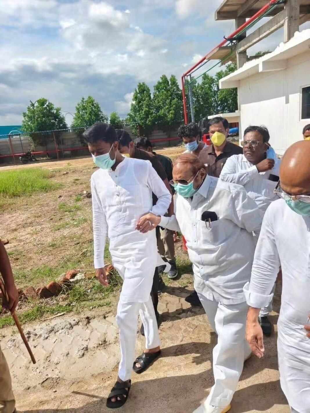 Yadgir: MLA Sharanagowda Kandkur Accompanies Rival Baburao Chinchansur During Industrial Area Visit Yadgir: MLA Sharanagowda Kandkur Accompanies Rival Baburao Chinchansur During Industrial Area Visit