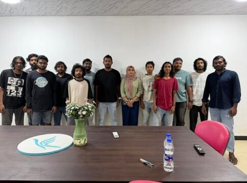 Aishath Eesha Ashraf with the youth in Meedhoo