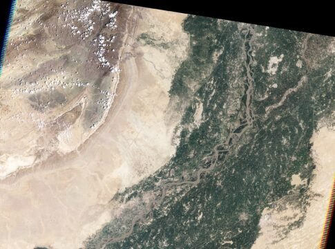 By mid-August, the extreme monsoon floods that had overwhelmed northwestern Pakistan had traveled downstream into southern Pakistan. The top image, acquired by the Landsat 5 satellite on August 12, 2… By mid-August, the extreme monsoon floods that had overwhelmed northwestern Pakistan had traveled downstream into southern Pakistan. The top image, acquired by the Landsat 5 satellite on August 12, 2…