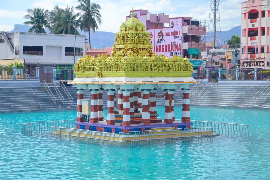 Madurai’s Meenakshi Temple: A Monument of Enduring History and Architectural Grandeur Colorful temple pavilion in a reflecting pool with traditional architecture.