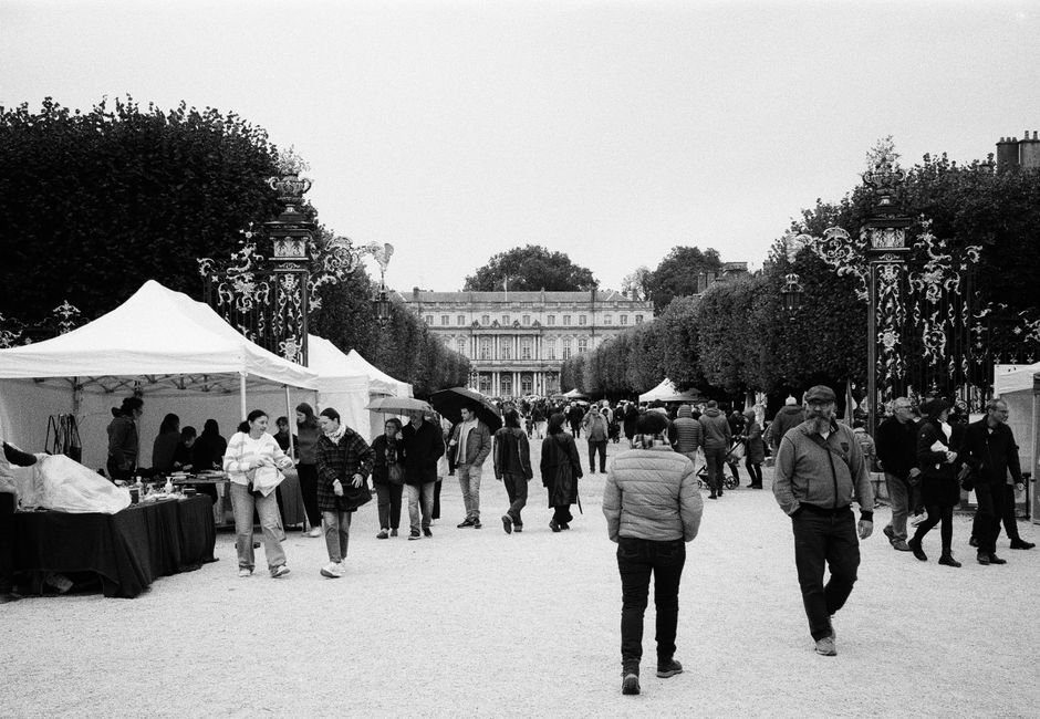 Stanislas Hutin, Who Denounced Torture During France’s Algerian War, Dies at 95 Crowds explore an outdoor market in Nancy, France, captured in black and white.