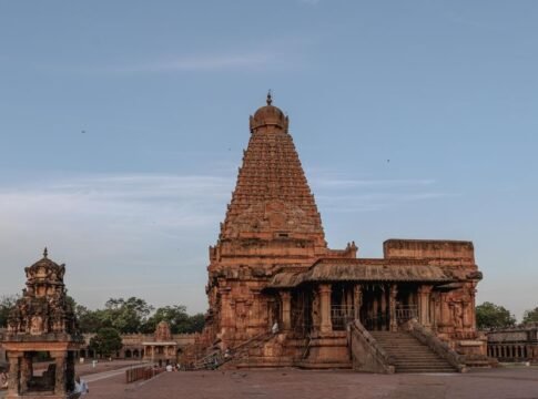 Majestic view of Brihadeeswara Temple in Thanjavur, showcasing Chola architecture at dawn. Majestic view of Brihadeeswara Temple in Thanjavur, showcasing Chola architecture at dawn.