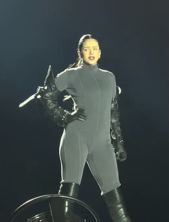 Rosalía Delights ‘SNL’ Audience with Performances of ‘Reliquia’ and ‘Magnolias’ (0:18) Rosalía cantando Bizcochito (Estéreo Picnic 2023) Bogotá, Colombia