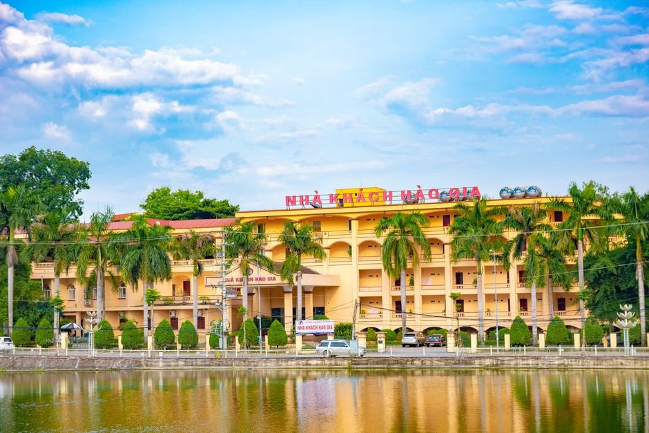 Taiwanese Film ‘Uncle’ Secures Top Award at Tokyo Gap-Financing Market Charming hotel building with palm trees and pond reflection, ideal for travelers in Vietnam.