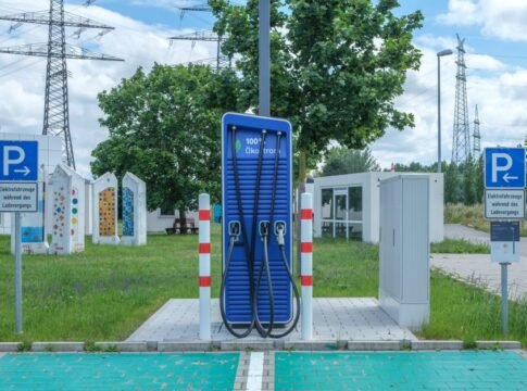 Public charging station with eco-friendly design for electric vehicles. Public charging station with eco-friendly design for electric vehicles.