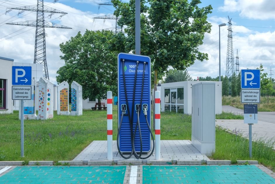 India’s Electric Vehicle Sales Surpass 3 Lakh Mark for Fourth Consecutive Month Public charging station with eco-friendly design for electric vehicles.
