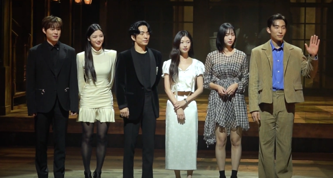 Director Kim Sung-soo Embraces AI as a Tool for Cinematic Imagination The cast of Shakespeare in Love at the press conference for the theater on February 7, 2023. From left to right: Kim Sung-cheol, Kim Yoo-jung, Jung Moon-sung, Jung So-min, Chae Soo-bin and Lee Sang-y…